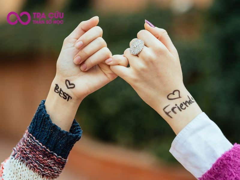 Bạch Dương và Nhân Mã trò chuyện vui vẻ, thể hiện sự hòa hợp về trí tuệ