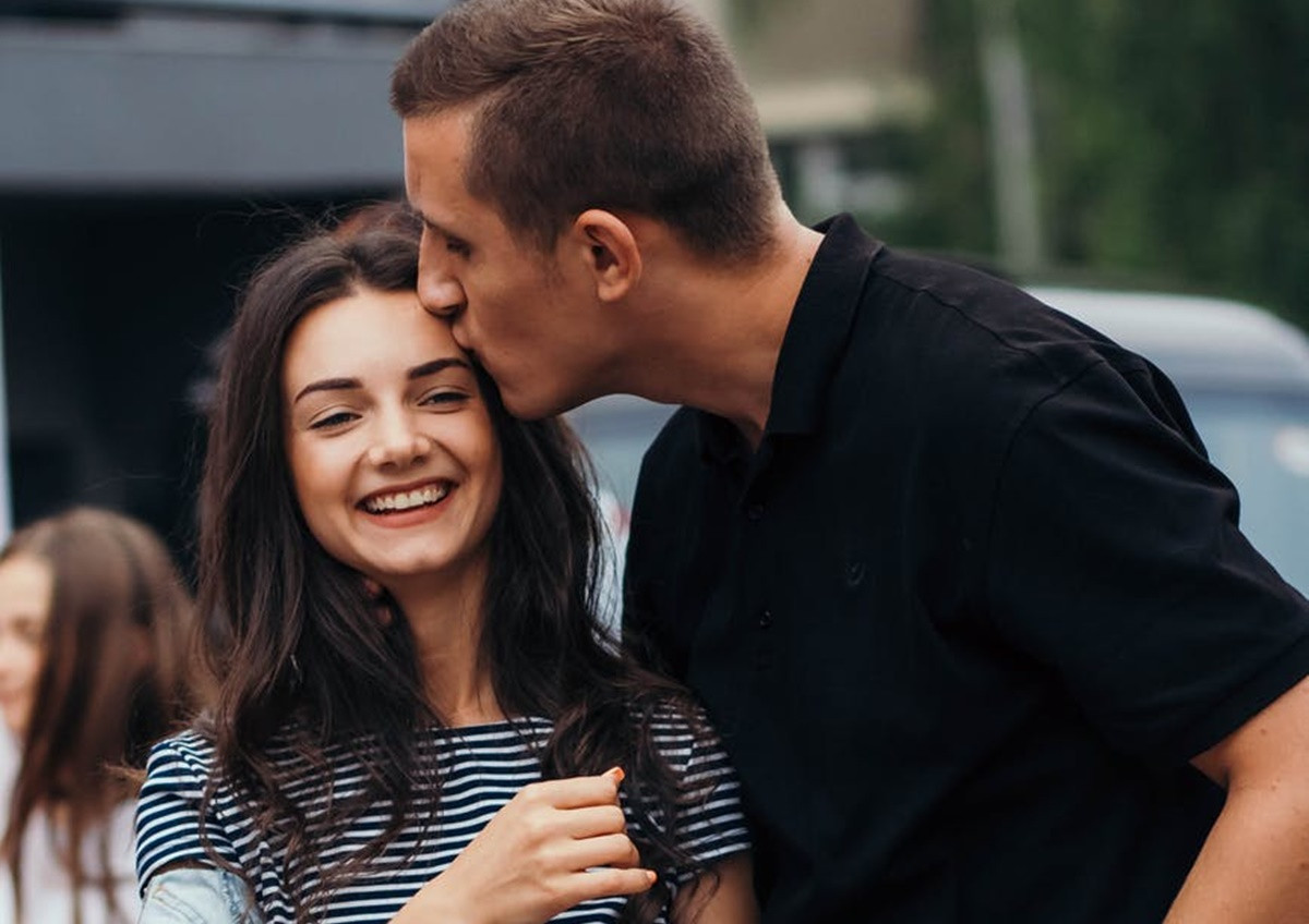 Hé lộ cách hôn yêu thích của các nhóm thuộc 12 chòm sao