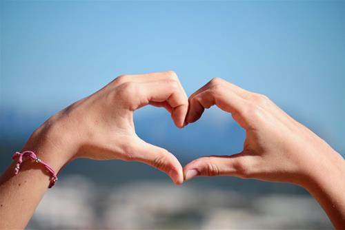 Dự đoán cảm xúc của 12 cung hoàng đạo khi yêu một người hướng nội
