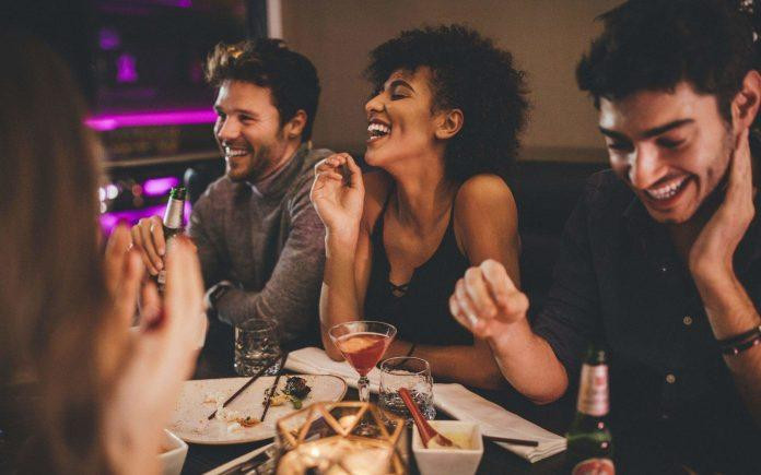 Thiên Bình tỏa sáng trong mọi bữa tiệc nhưng lại ngại ngùng khi ở bên người mình thích.